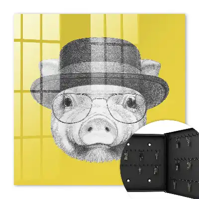 Im Hintergrund ein fröhliches gelbes Schwein.