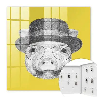 Im Hintergrund ein fröhliches gelbes Schwein.