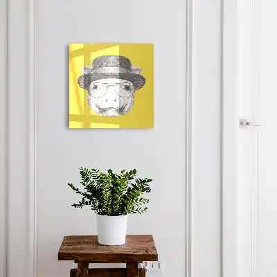 Im Hintergrund ein fröhliches gelbes Schwein.
