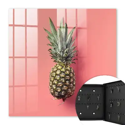 Exotische Ananas vor rosa Hintergrund