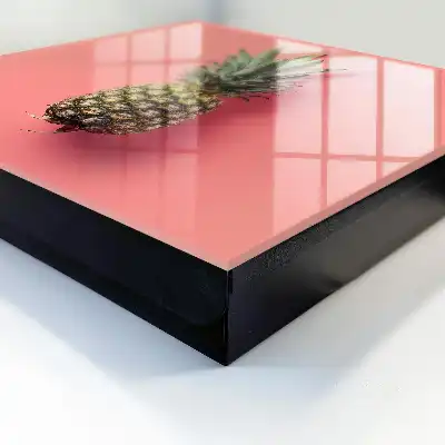 Exotische Ananas vor rosa Hintergrund