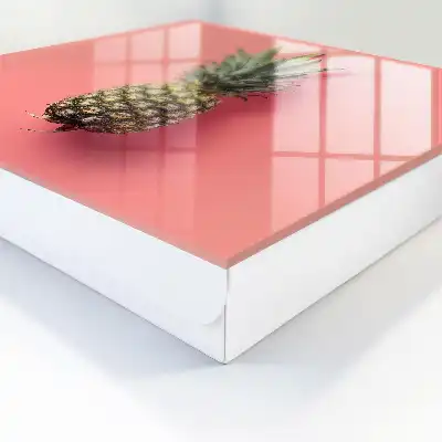 Exotische Ananas vor rosa Hintergrund