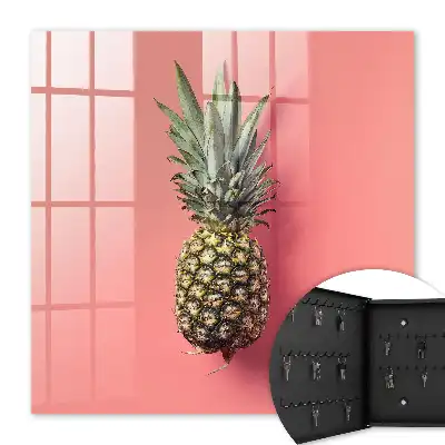 Exotische Ananas vor rosa Hintergrund