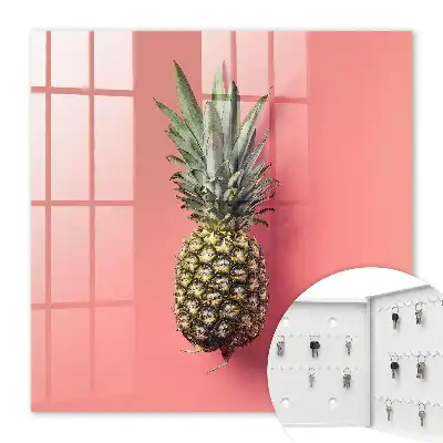 Exotische Ananas vor rosa Hintergrund