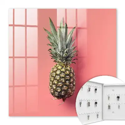 Exotische Ananas vor rosa Hintergrund