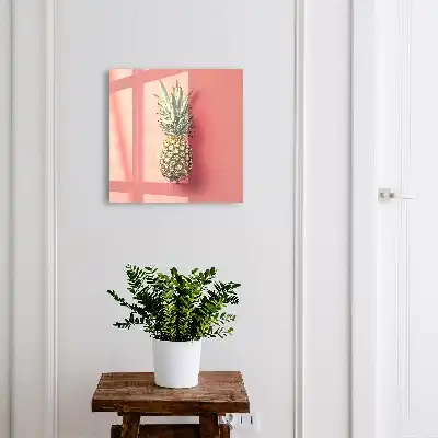 Exotische Ananas vor rosa Hintergrund