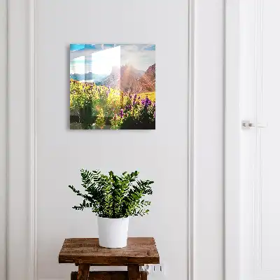 Eine Bergidylle mit Blumen und Sonne