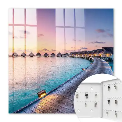 Ein friedlicher Sonnenuntergang mit Häusern am Wasser