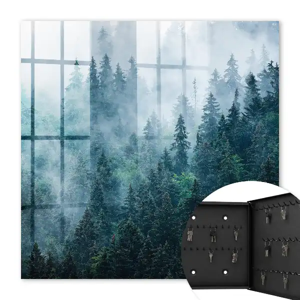 Grüner Wald im Morgennebel