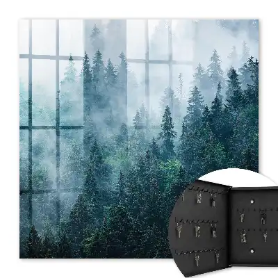 Grüner Wald im Morgennebel