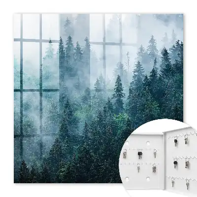 Grüner Wald im Morgennebel