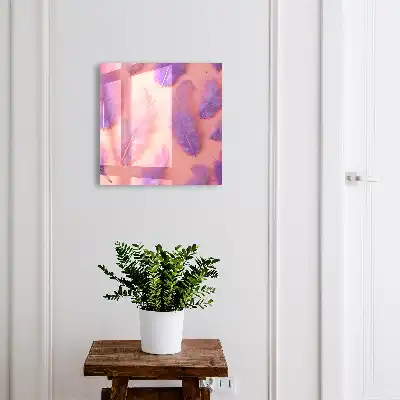 Lila Federn auf rosa Hintergrund