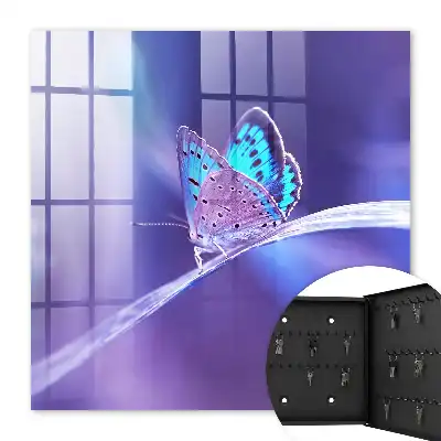 Bunter Schmetterling vor violettem Hintergrund