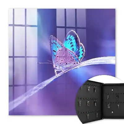 Bunter Schmetterling vor violettem Hintergrund