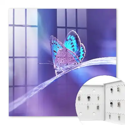 Bunter Schmetterling vor violettem Hintergrund