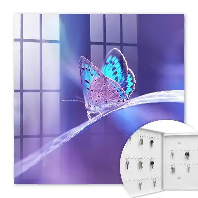 Bunter Schmetterling vor violettem Hintergrund