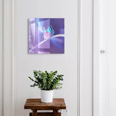 Bunter Schmetterling vor violettem Hintergrund