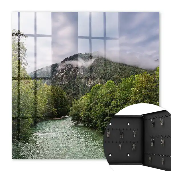 Berglandschaft mit Fluss und Wald