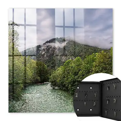 Berglandschaft mit Fluss und Wald