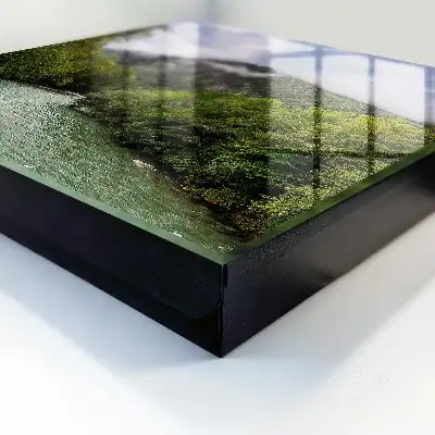 Berglandschaft mit Fluss und Wald