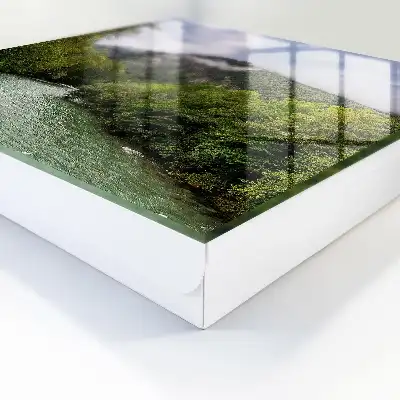 Berglandschaft mit Fluss und Wald