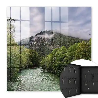 Berglandschaft mit Fluss und Wald
