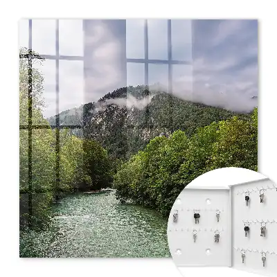 Berglandschaft mit Fluss und Wald