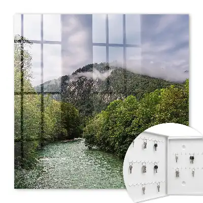 Berglandschaft mit Fluss und Wald