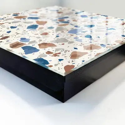 Steinmosaik mit blauen Akzenten