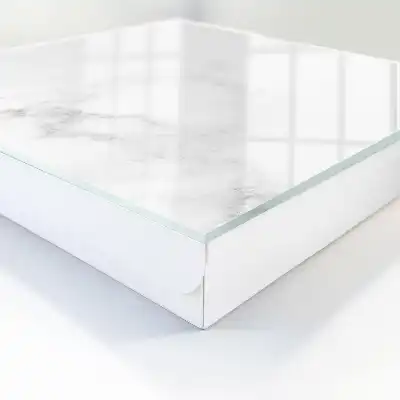 Marmor-Eleganz in Weiß und Grau