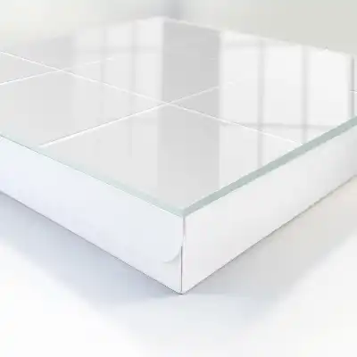 Leuchtende Fliesen in minimalistischem Design