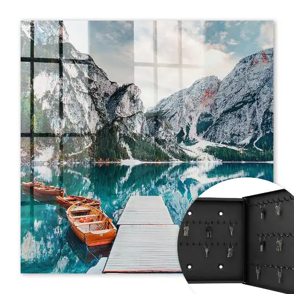 Berglandschaft mit Booten und einem Steg