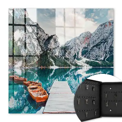 Berglandschaft mit Booten und einem Steg