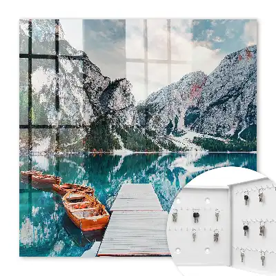 Berglandschaft mit Booten und einem Steg