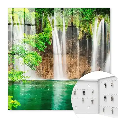 Grüner Wasserfall mit türkisfarbenem Wasser