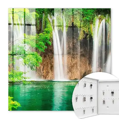 Grüner Wasserfall mit türkisfarbenem Wasser