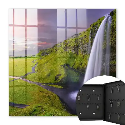 Bergwasserfall unter farbenprächtigem Himmel