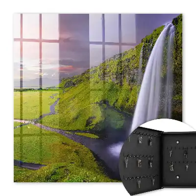 Bergwasserfall unter farbenprächtigem Himmel