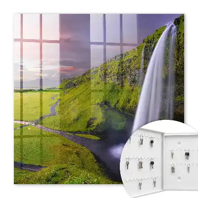 Bergwasserfall unter farbenprächtigem Himmel