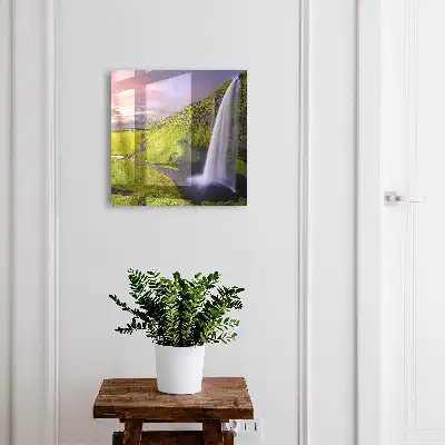 Bergwasserfall unter farbenprächtigem Himmel