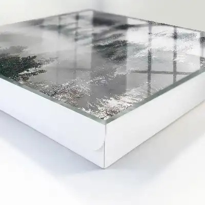 Nebelverhangenes Grün für eine friedliche Atmosphäre