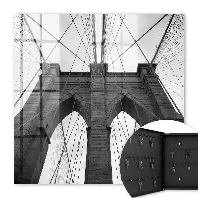 Die Architektur der Brücke ist voller Symmetrie.