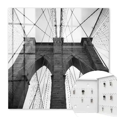 Die Architektur der Brücke ist voller Symmetrie.
