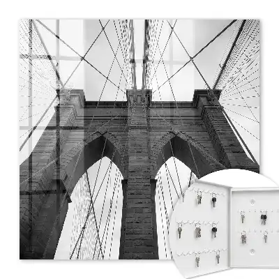 Die Architektur der Brücke ist voller Symmetrie.