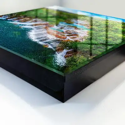 Wandbild mit natürlichen Wasserfällen und üppigem Grün