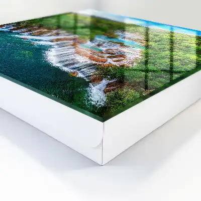 Wandbild mit natürlichen Wasserfällen und üppigem Grün
