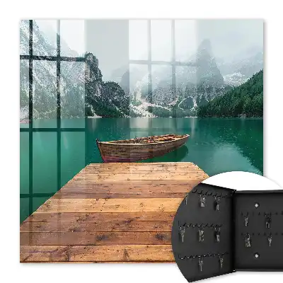 Ein von Gipfeln umgebener Bergsee