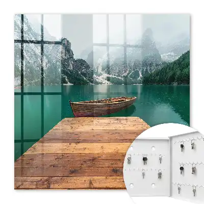 Ein von Gipfeln umgebener Bergsee