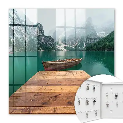 Ein von Gipfeln umgebener Bergsee