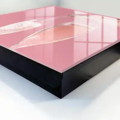Champagnergläser mit rosa Hintergrund